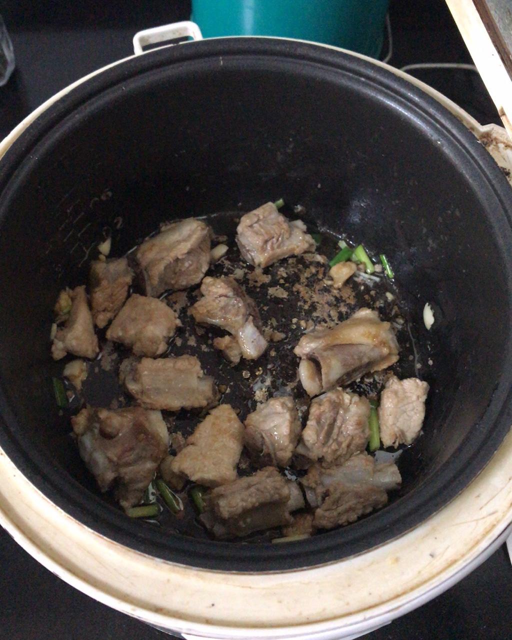 喷香排骨焖饭（爆好吃）