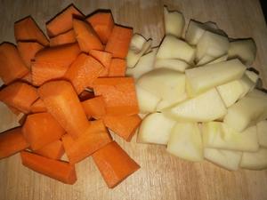 胡萝卜土豆炖鸡汤。的做法 步骤2