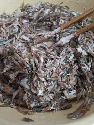 春季补钙美食:酥炸小河虾的做法 步骤3