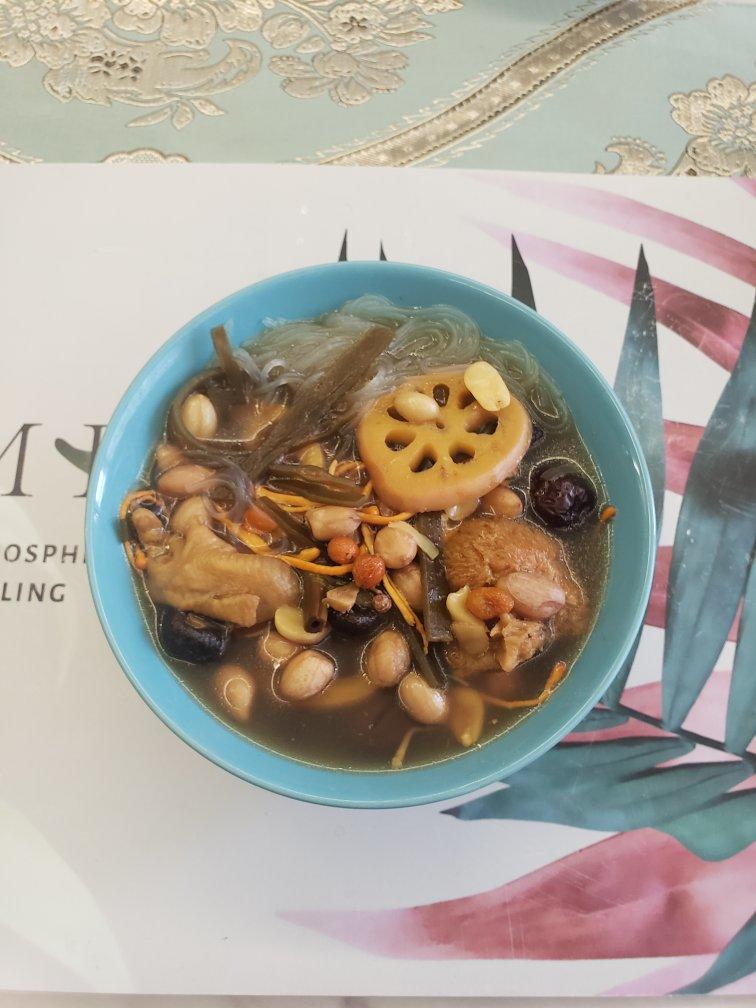 落足料靓汤之～【莲藕花生猪骨鸡脚汤】