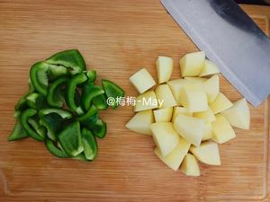 家常菜-青椒土豆焖猪脚的做法 步骤3
