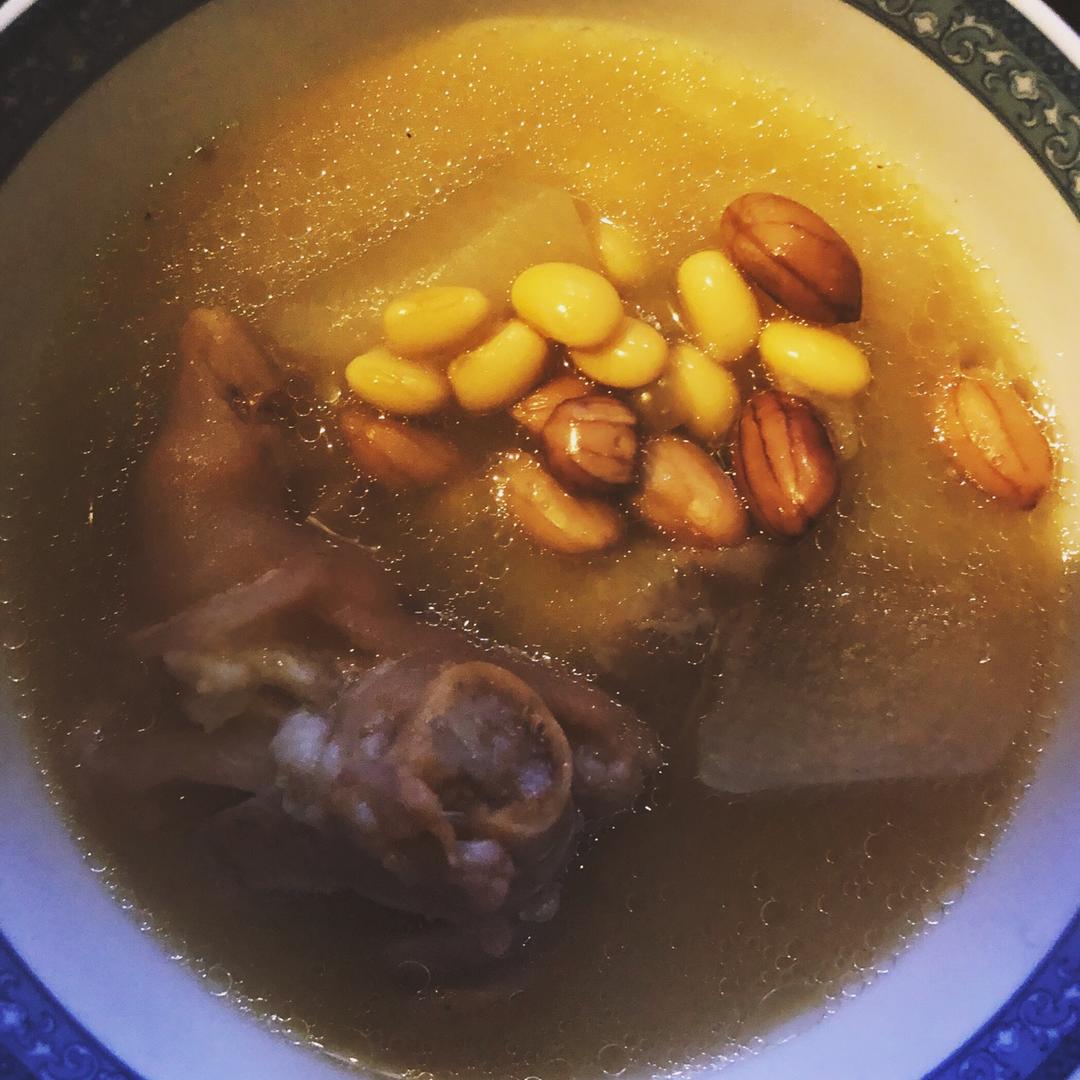 黄豆花生猪脚汤