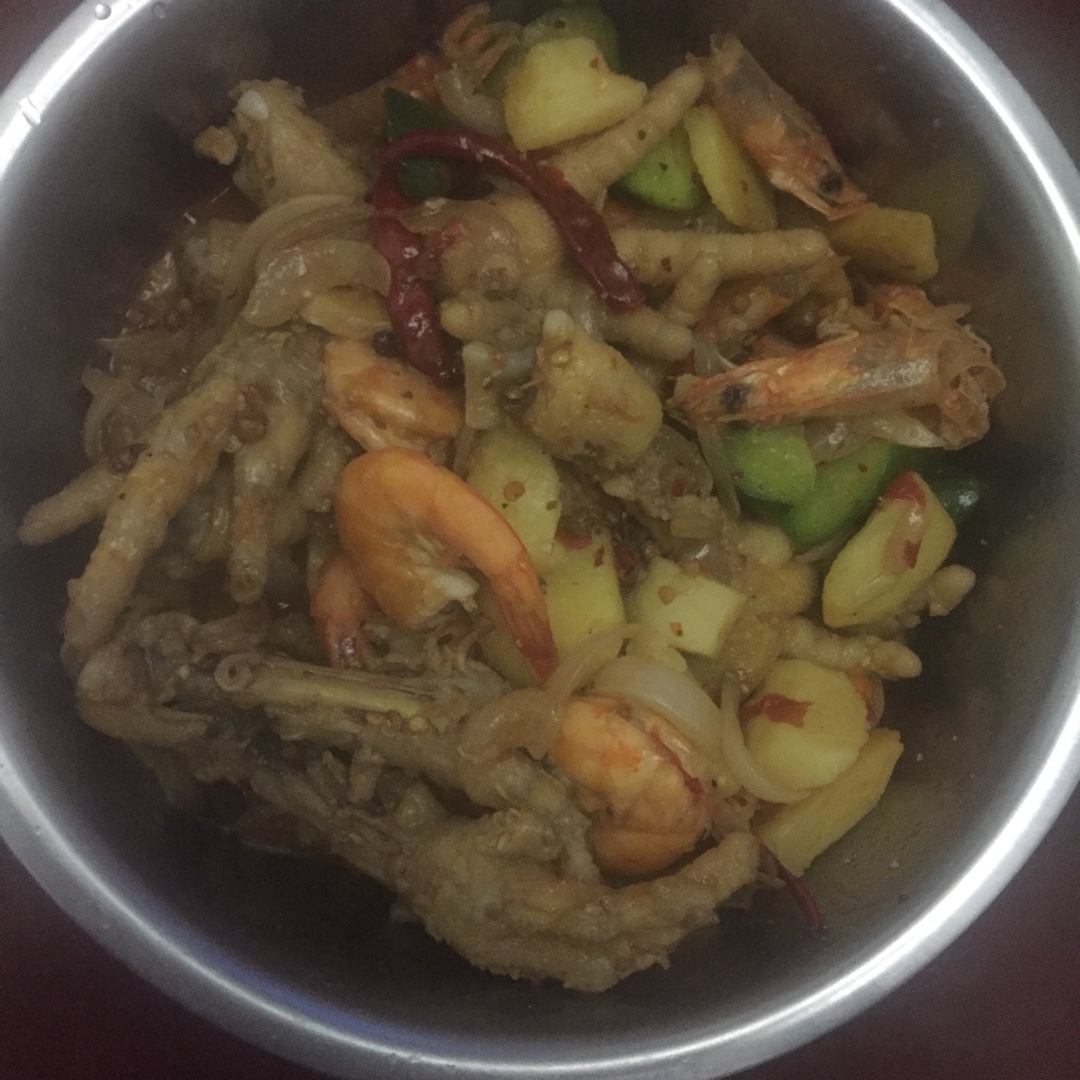 秘制香辣鸡爪虾煲