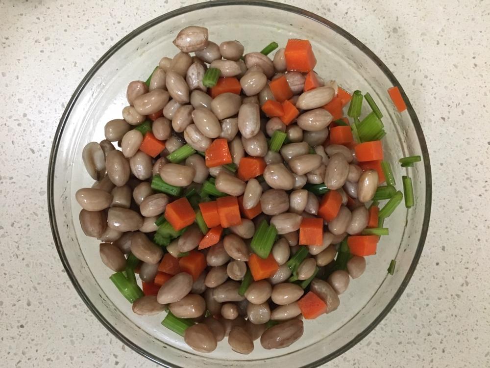 凉拌芹菜花生米胡萝卜