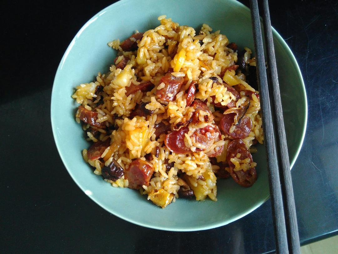香菇腊肠土豆焖饭