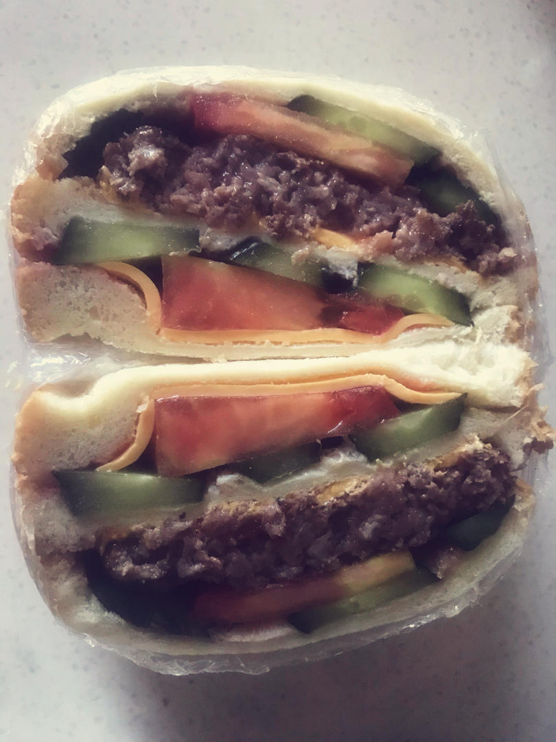 牛肉饼蔬菜浓酱三明治