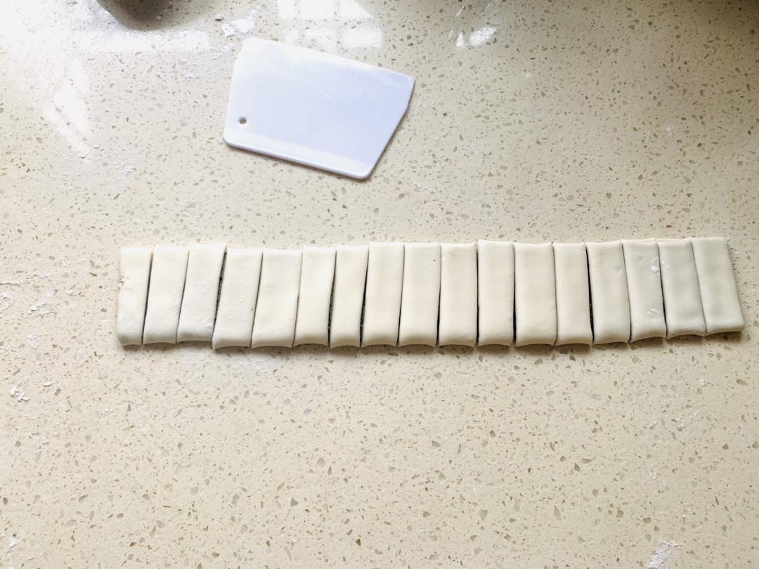 超可爱的【黑芝麻花卷】