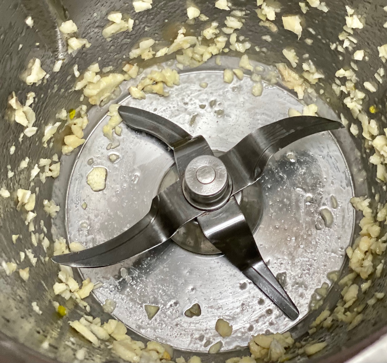 蒜香培根炒豌豆的做法 步骤3