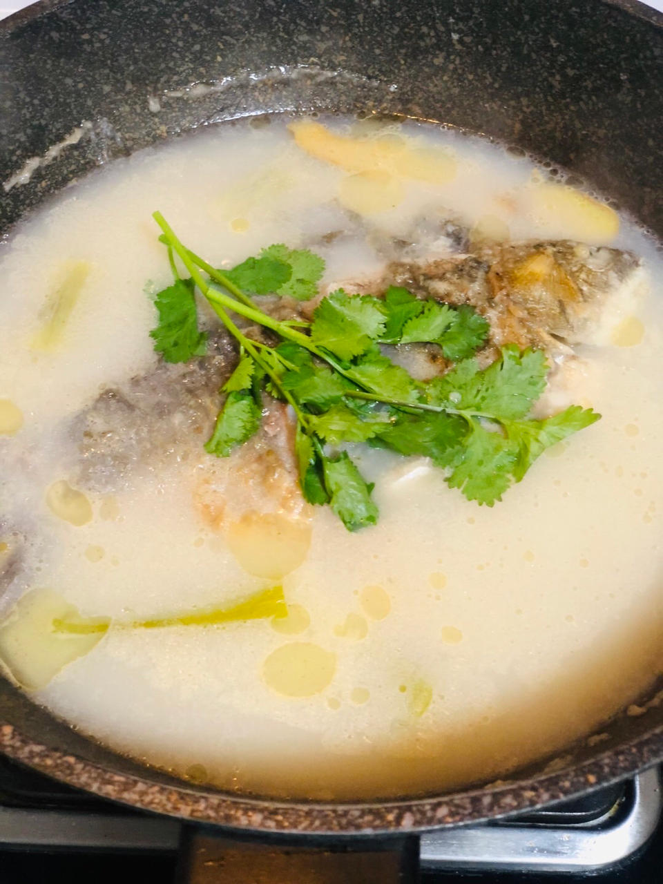 鲜浓鱼汤鲤鱼汤（鲫鱼汤）