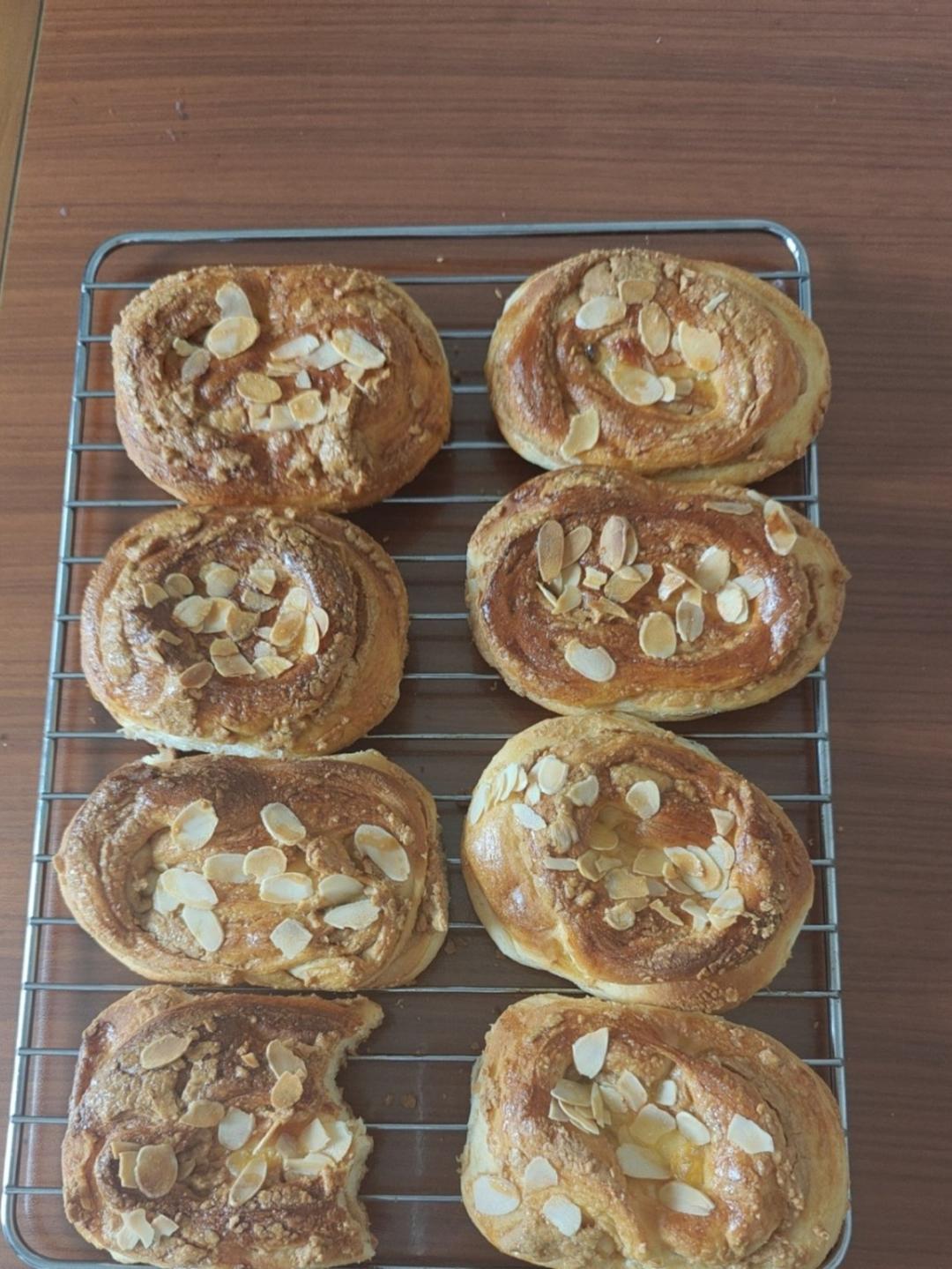 酥的掉渣面包店的经典产品-花生杏仁面包