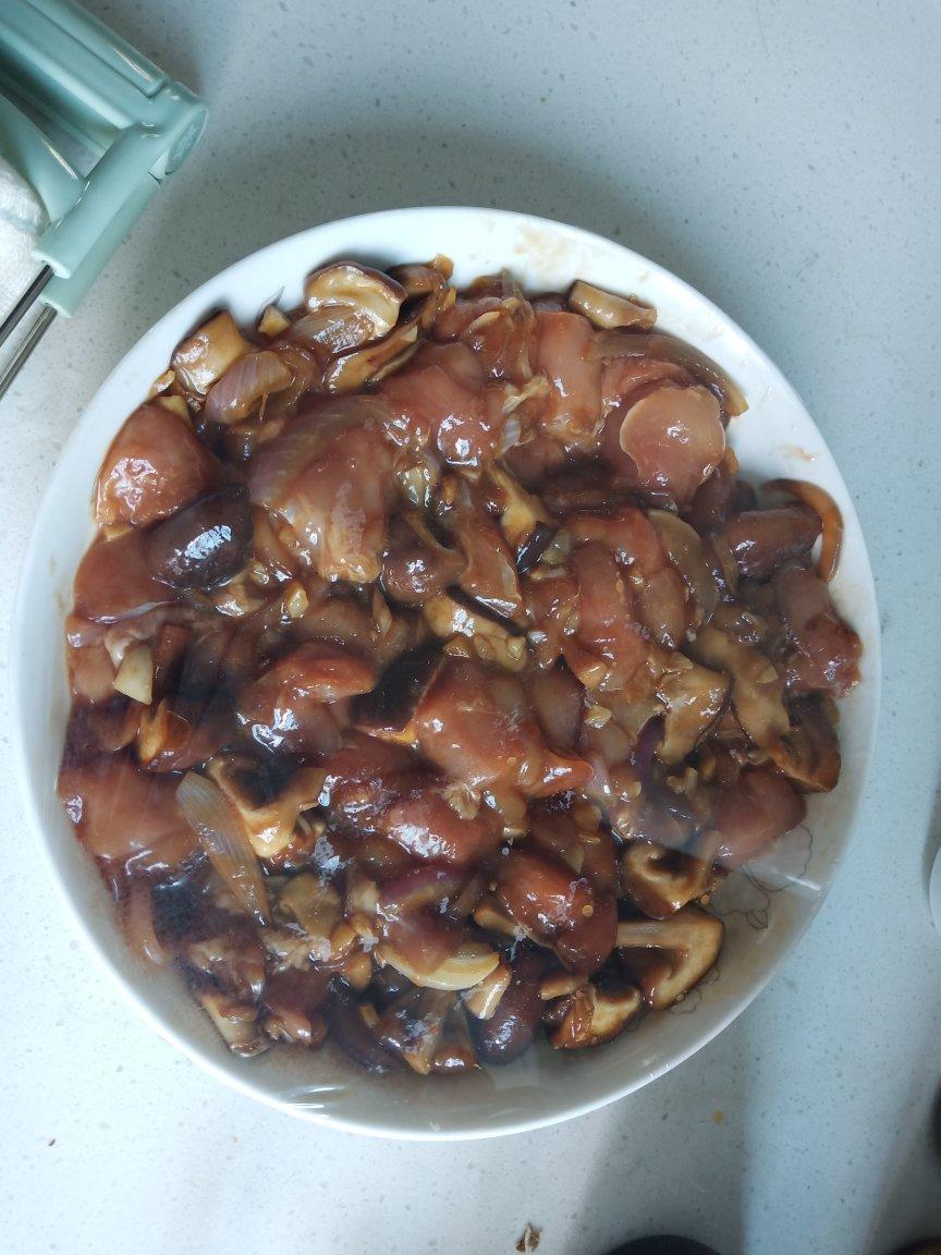 厨师长教你：“香菇蒸滑鸡”的家常做法，鲜香嫩滑，营养美味