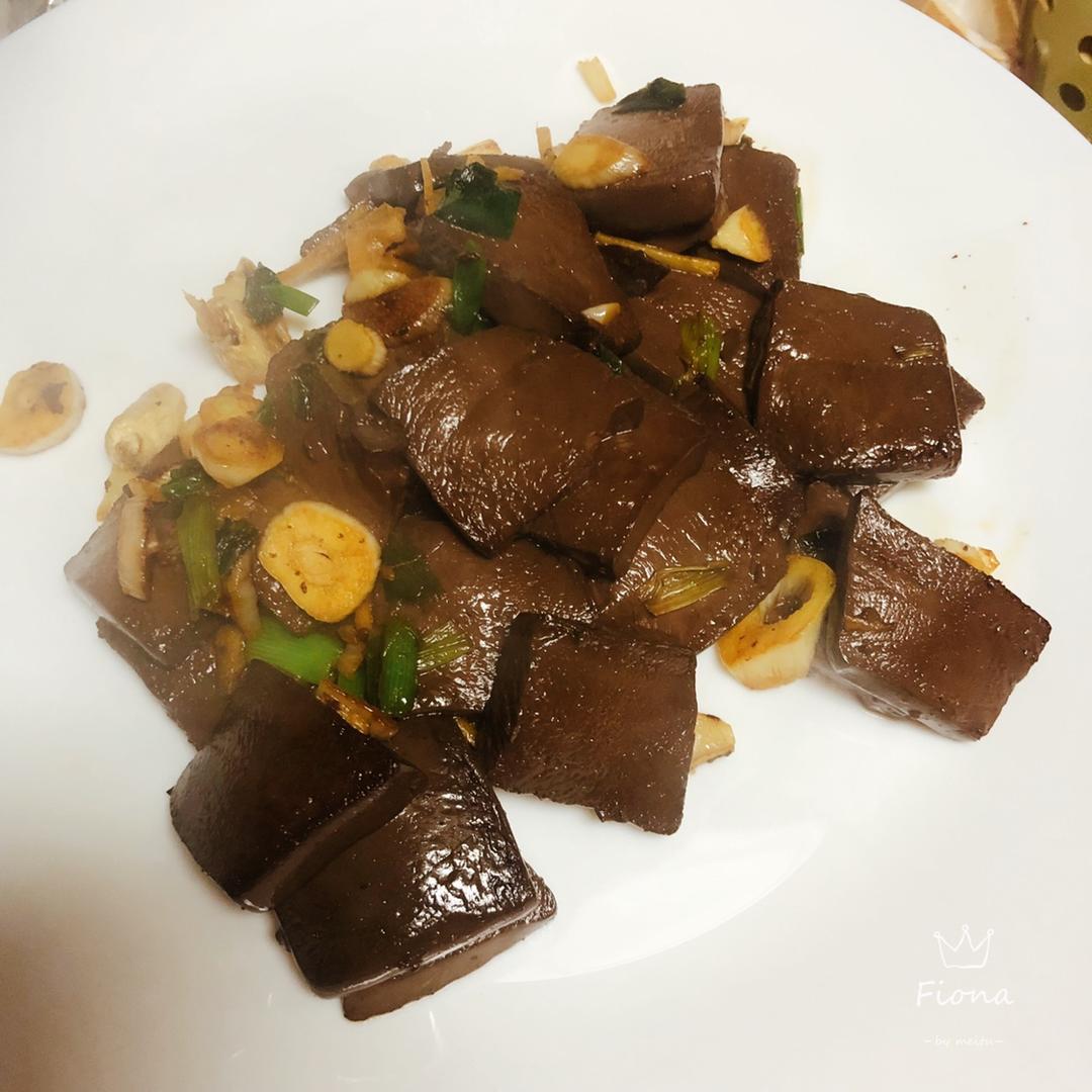 大蒜炒血豆腐