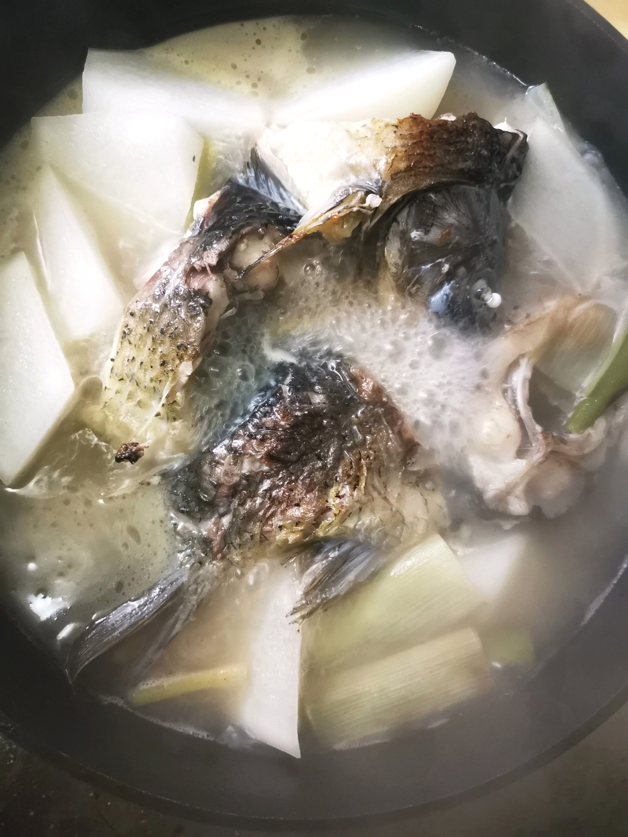 鲫鱼白萝卜汤（只放生姜，盐）