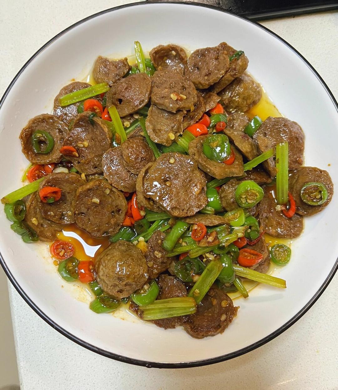 巨下饭的家常菜~牛肉丸这样吃，父母小孩都喜欢~