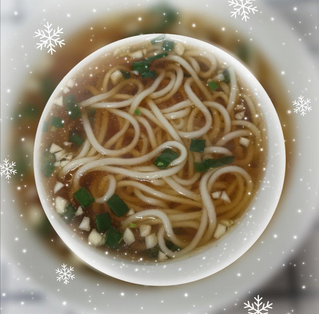 一碗清汤面 🍜 —— 秋日里的治愈系