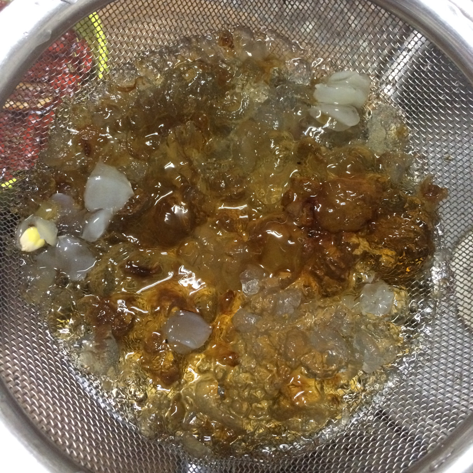 美容润肤 益气补血《桃胶皂角米百合银耳红枣羹》