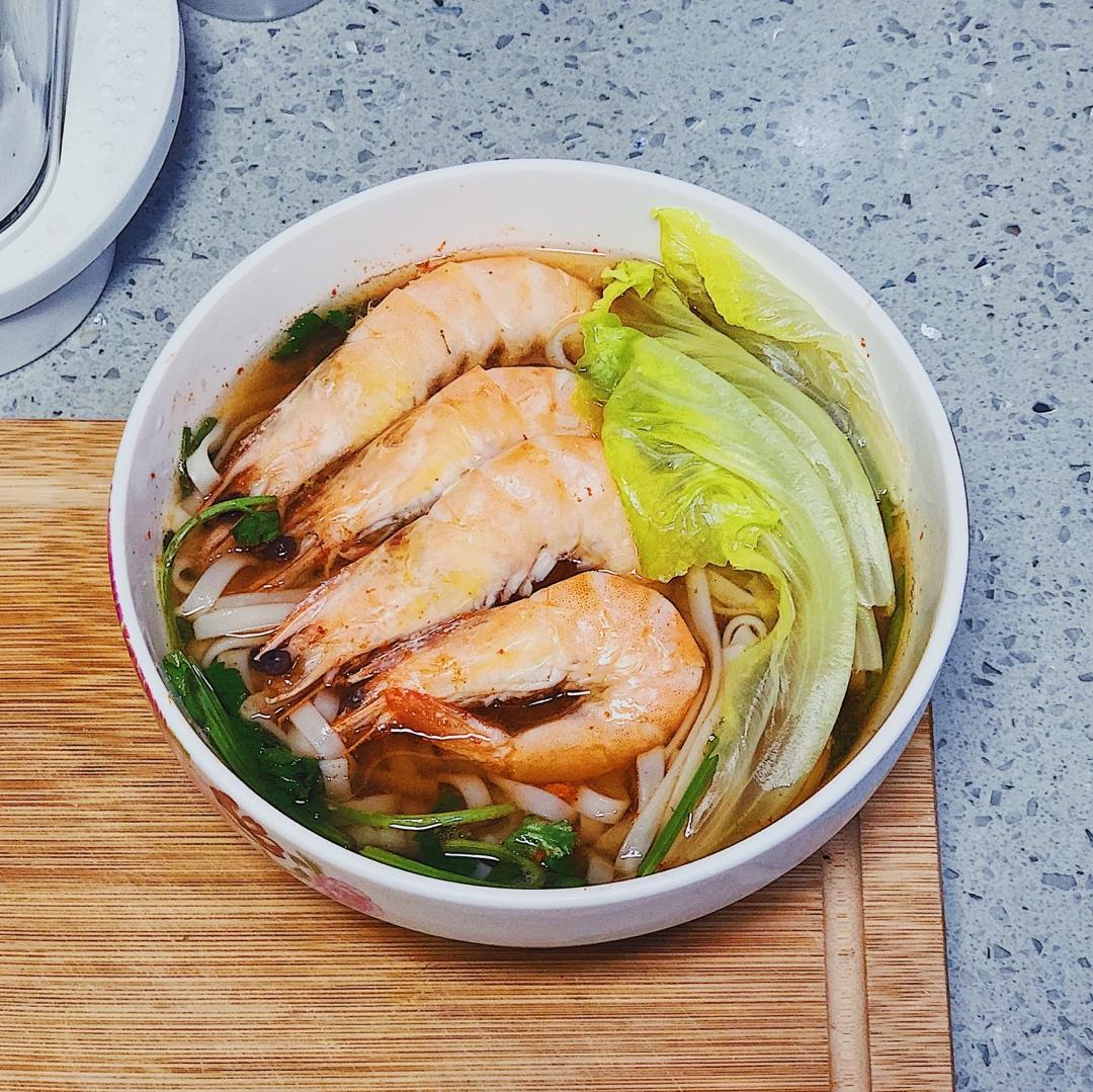 鲜虾清汤面，8块钱就能吃到一大碗的海鲜面