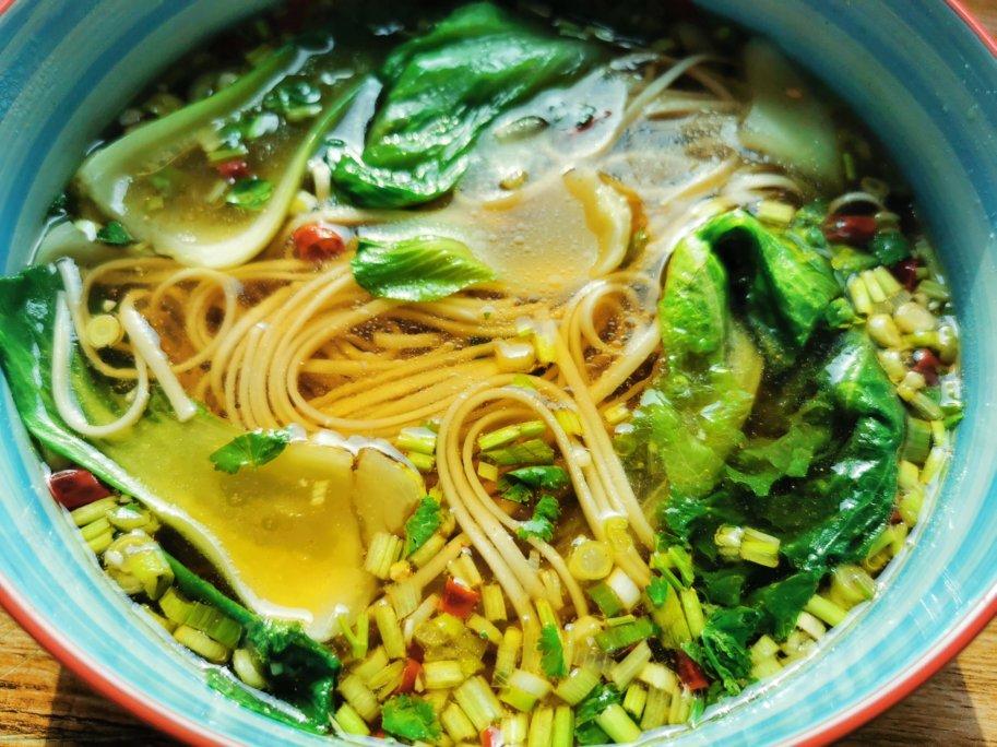 一碗清汤面 🍜 —— 秋日里的治愈系