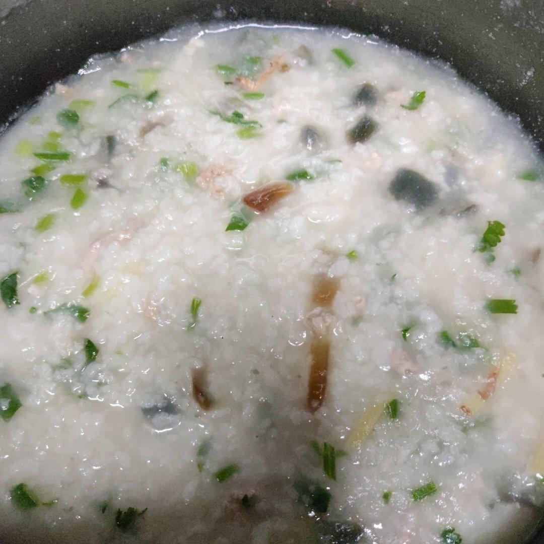 用剩米饭煮一锅接地气的  皮蛋瘦肉粥吧
