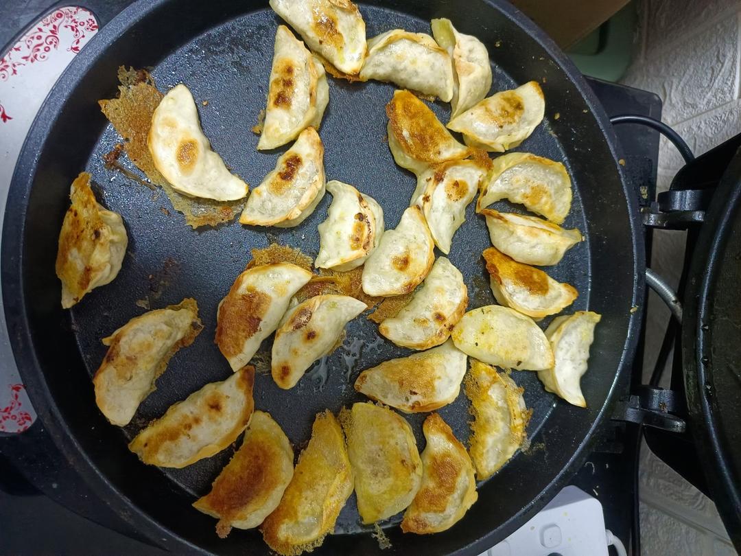 冰箱冷冻水饺做煎饺