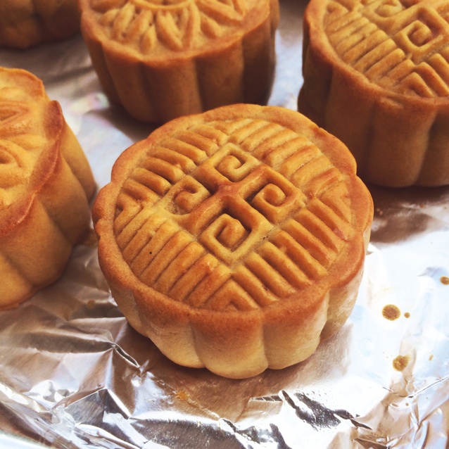 广式月饼－－蛋黄豆沙月饼