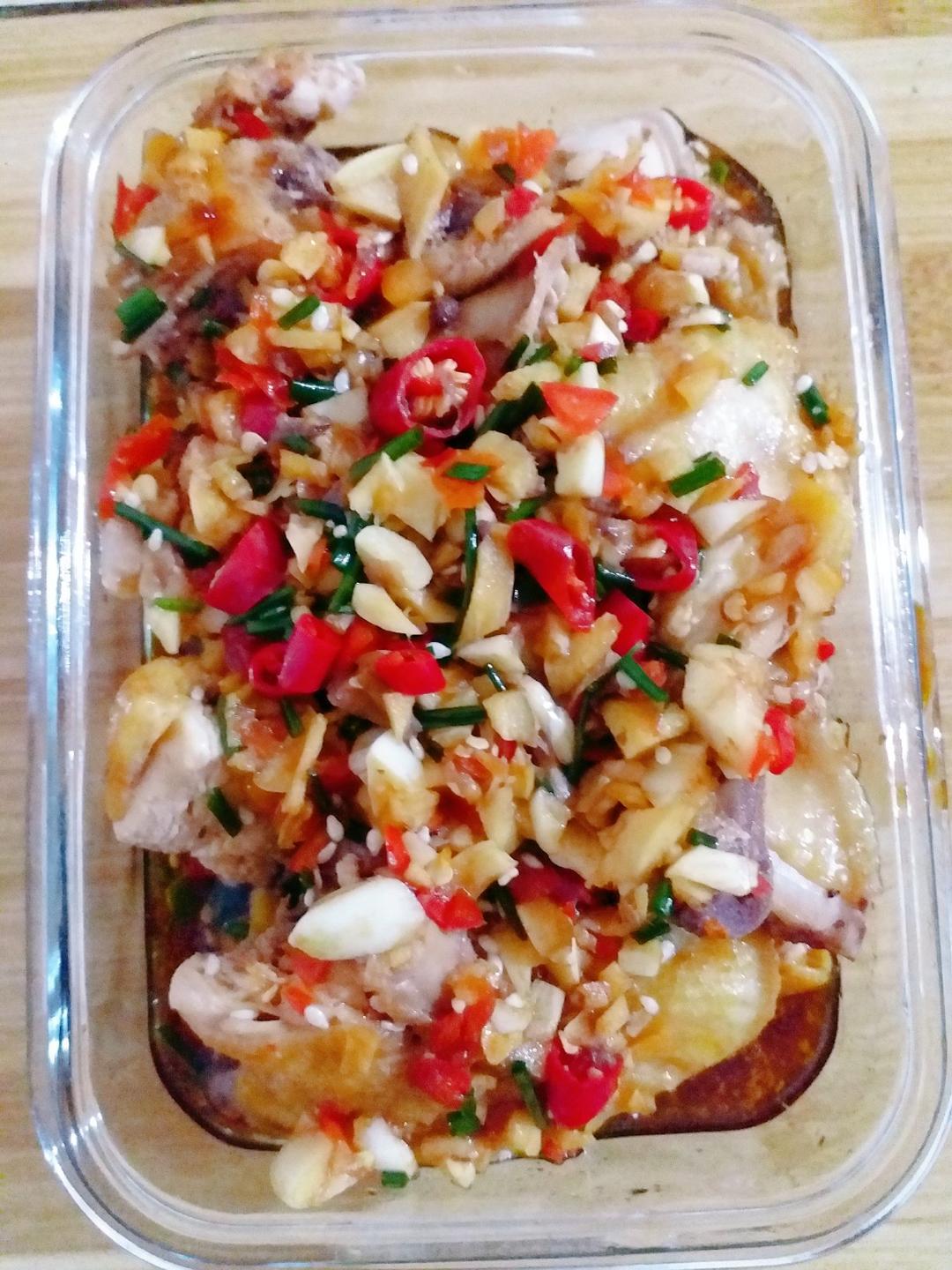 家常菜口水鸡做法，鸡肉鲜嫩入味，香而不辣，比白切鸡更下饭开胃