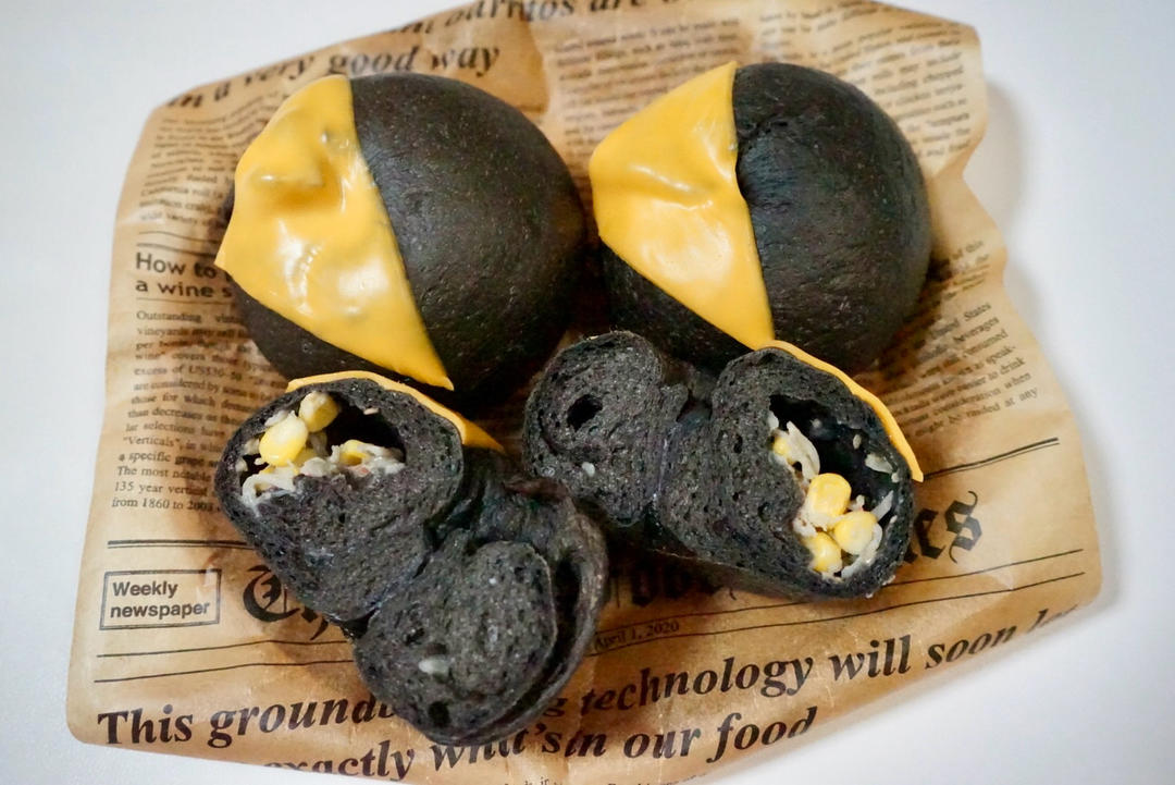 芝士金枪鱼竹炭贝果