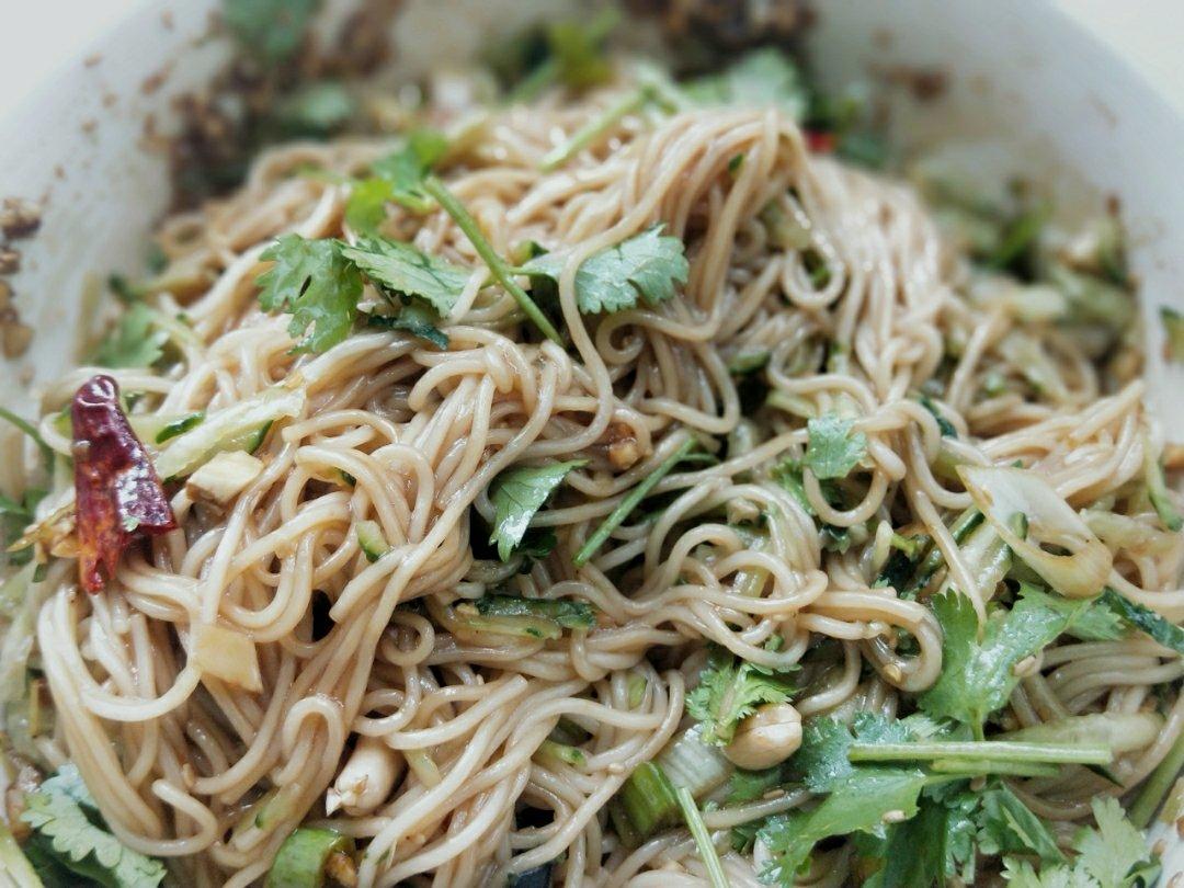 超简单的酸辣凉拌面