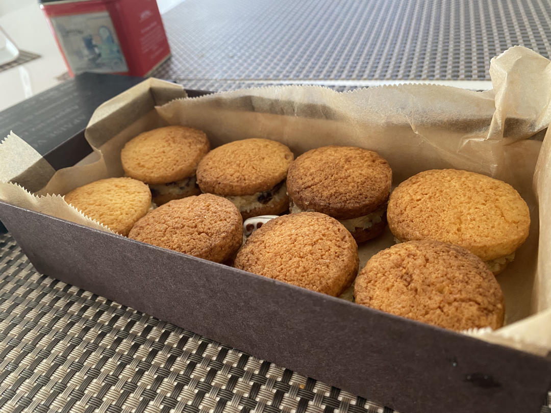 黄油三明治饼干（完美PK北海道六花亭朗姆葡萄三明治饼干）