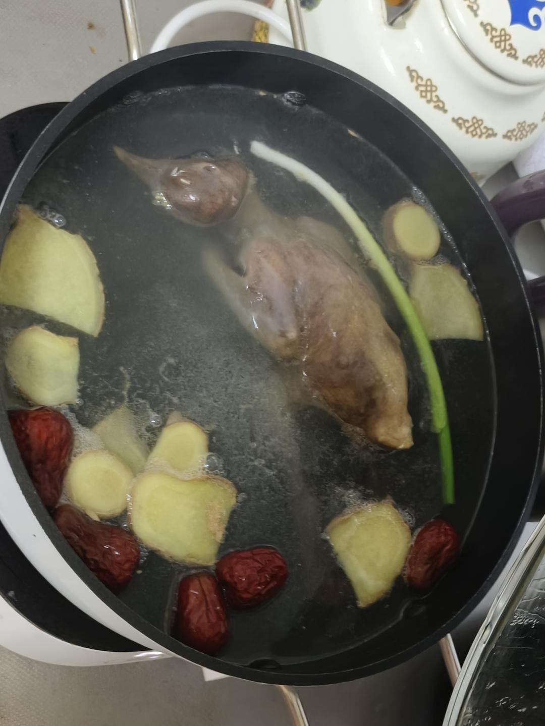 清炖鸽子汤（汤鲜肉嫩）