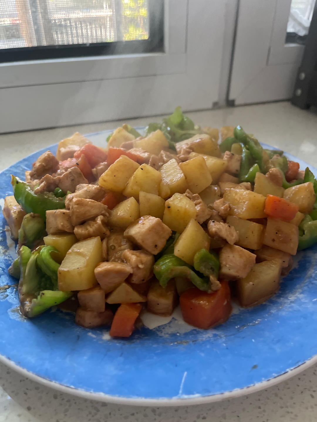 土豆和鸡腿的美味组合😋三丁炒鸡腿肉吃起来