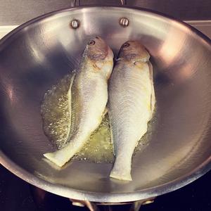 柱侯酱炖黄鱼、红烧黄鱼的做法 步骤3