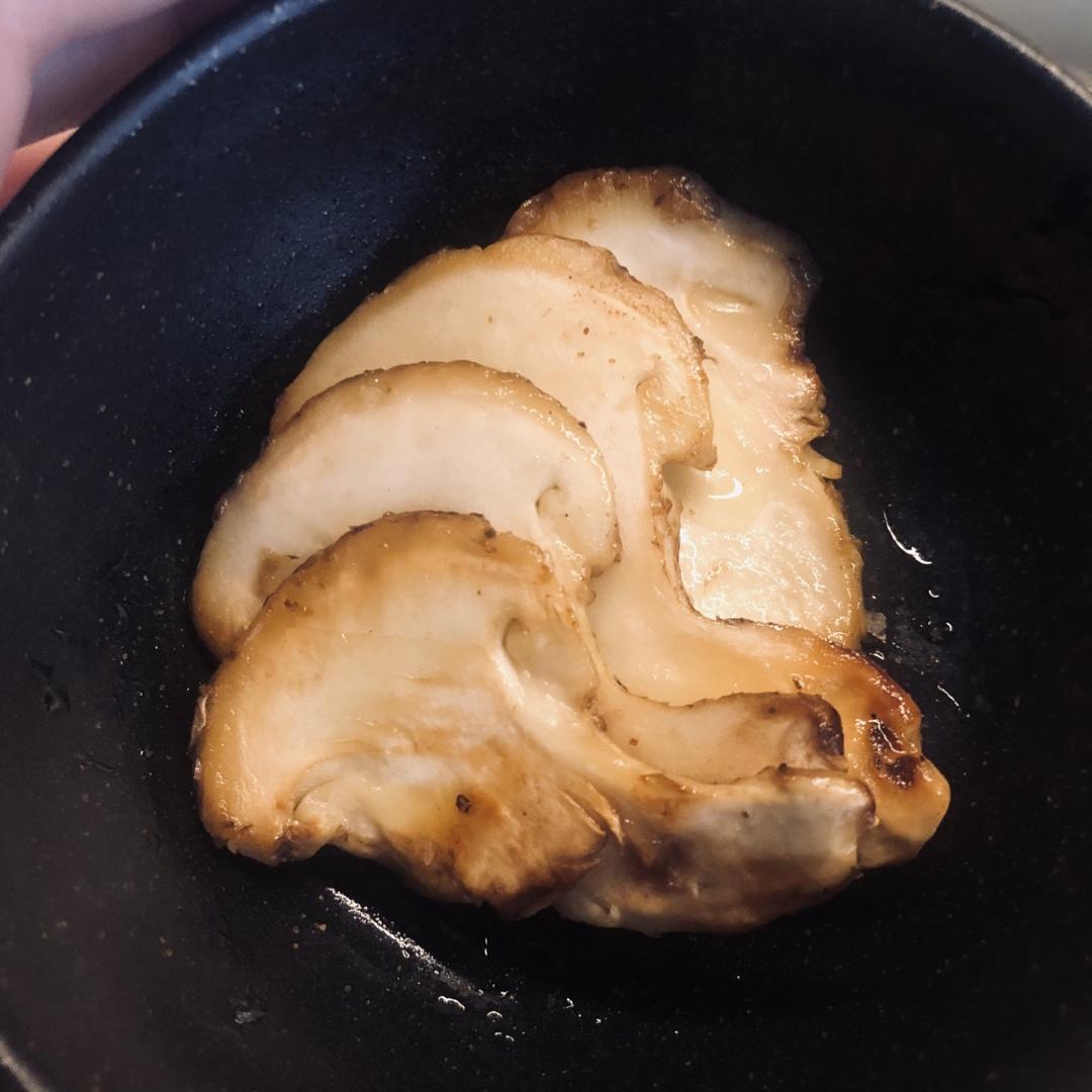 香喷喷的香煎松茸