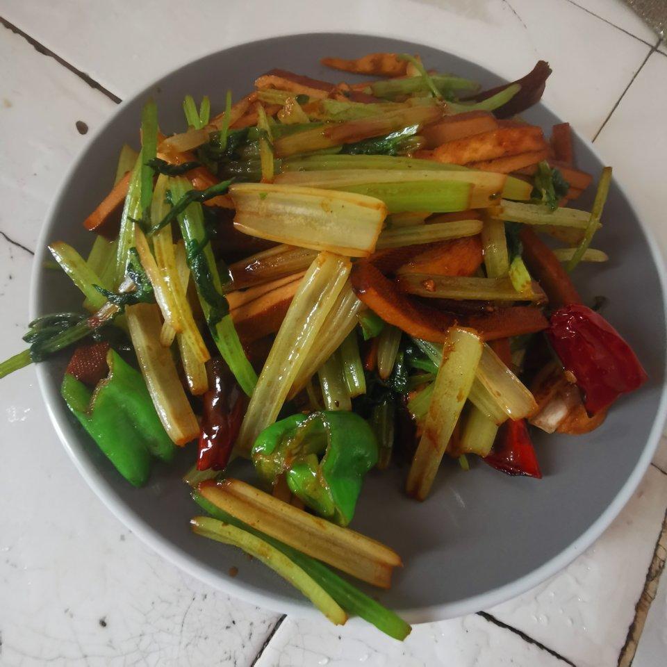 午餐晚餐简单快手下饭菜芹菜炒香干