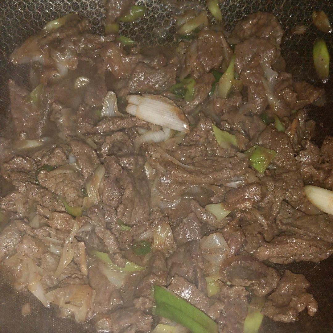 葱香浓郁的葱爆牛肉