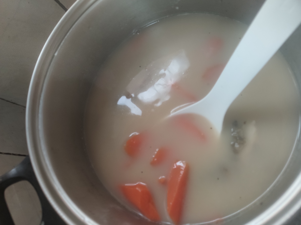 胡萝卜鱼尾眉豆汤的做法