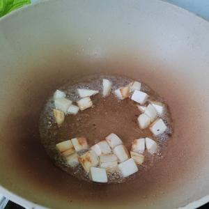 〈滑炒牛肉丁〉，欣小厨 😉的做法 步骤5