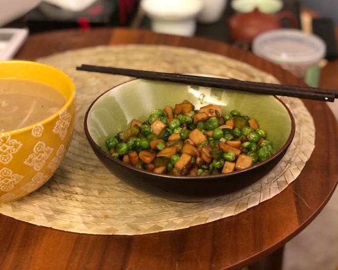 下饭豌豆黄瓜丁炒杏鲍菇的做法