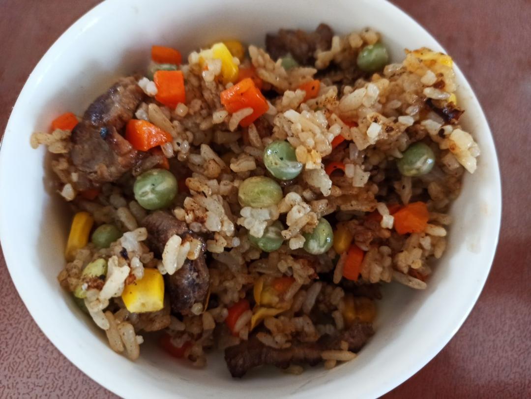 牛肉粒蔬菜炒饭