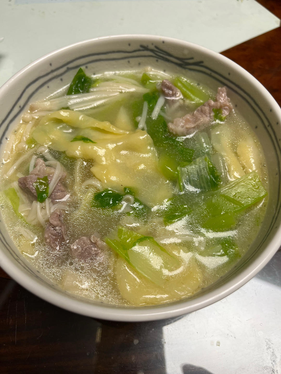 面片汤，面片爽滑筋道又柔软，汤汁鲜美