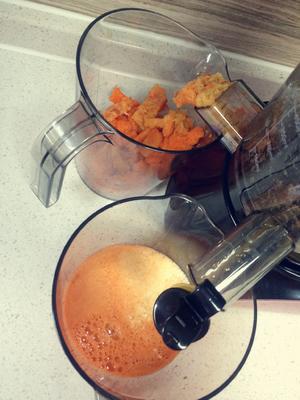 鲜榨胡萝卜苹果汁的做法 步骤2