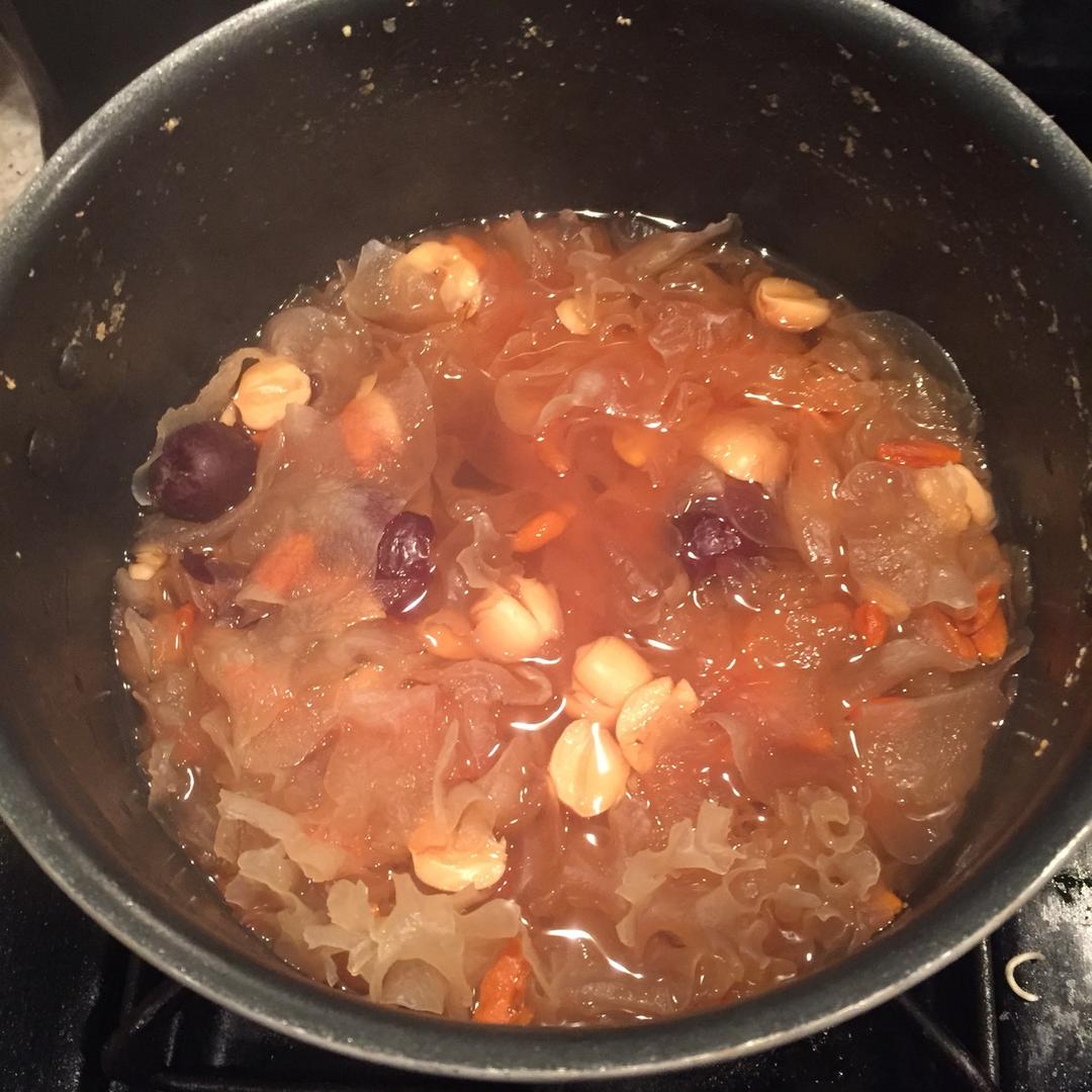 冰糖银耳莲子羹。（内附电饭煲做法）