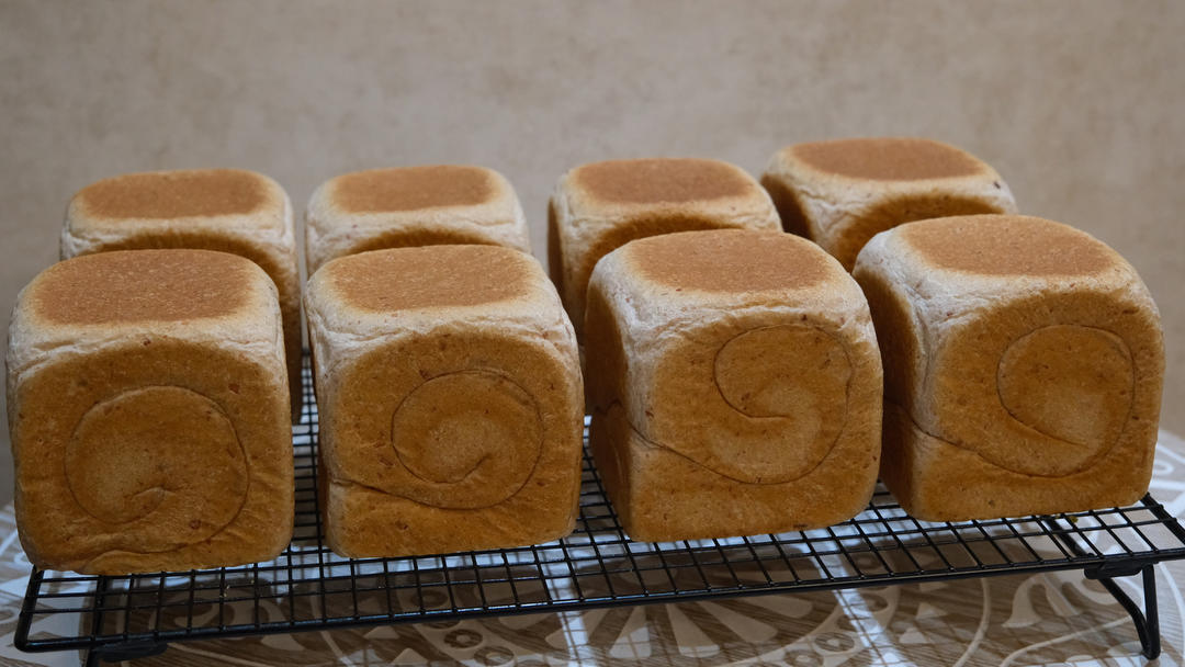 高纤低脂的全麦核桃吐司