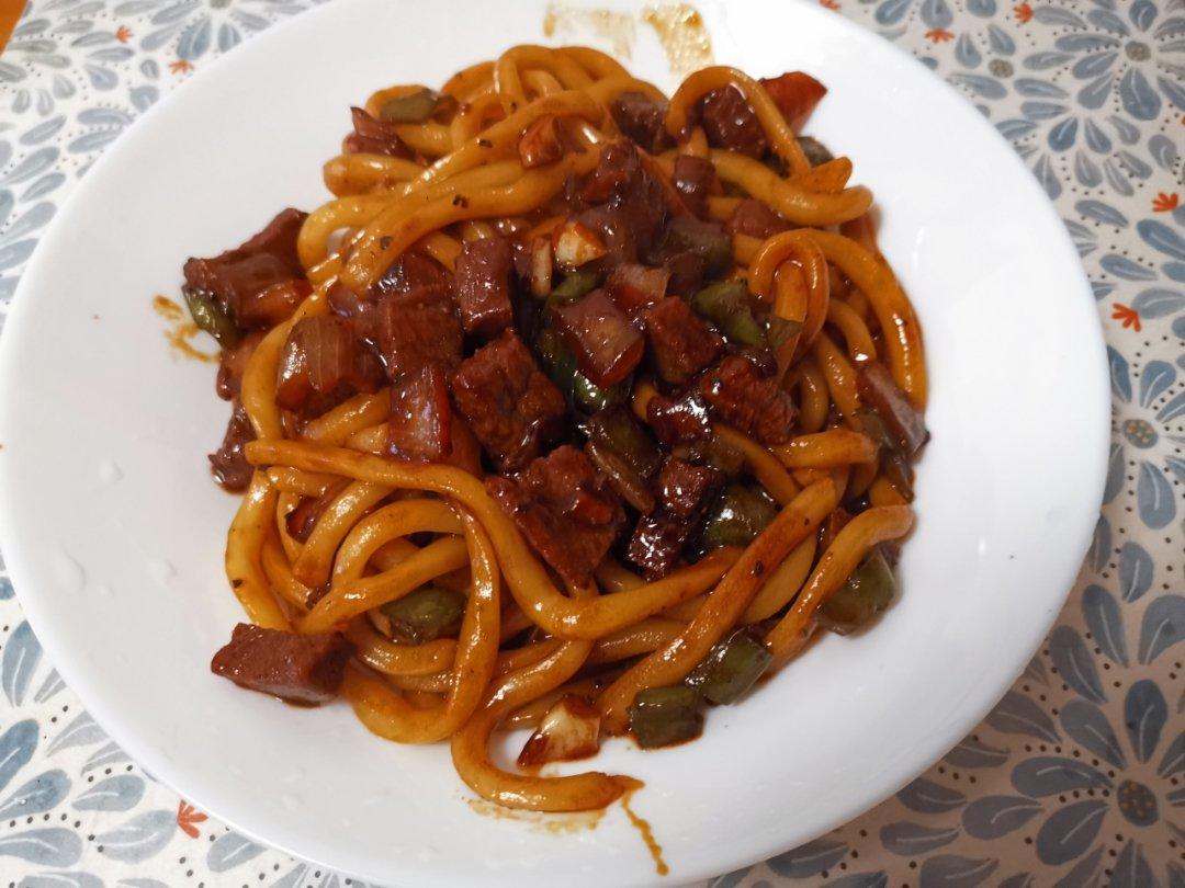上桌秒光的黑椒牛肉乌冬面