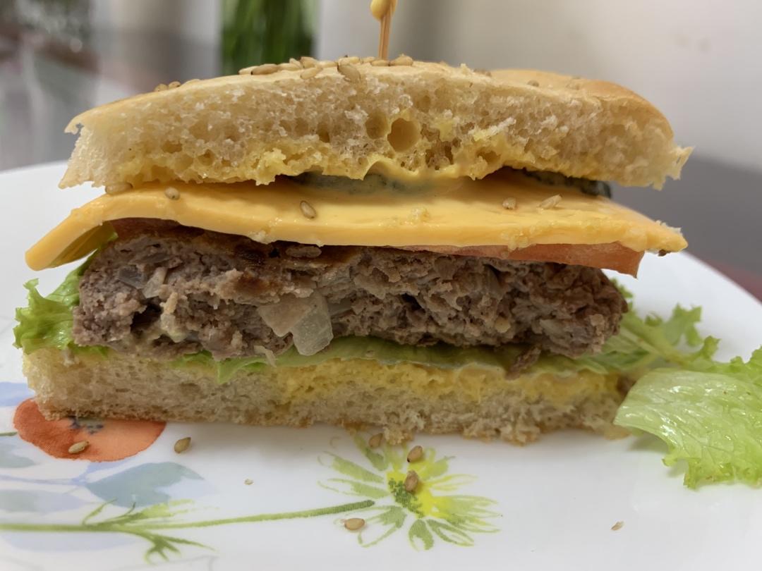 正宗的麦当劳双吉牛肉汉堡