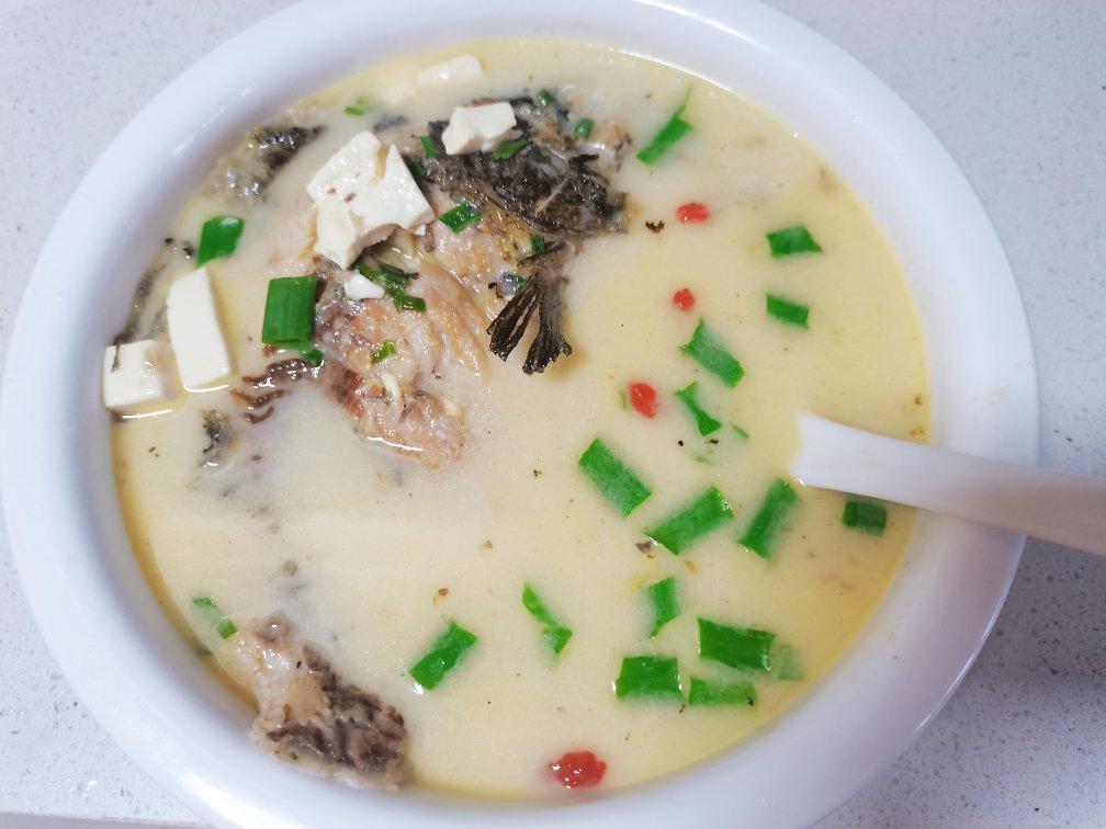 清炖鲫鱼汤 三个关键步骤让你轻松炖出汤浓味鲜色白似奶的鲫鱼汤