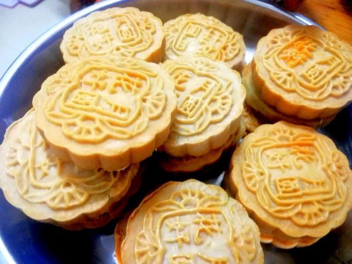 广式月饼－－蛋黄豆沙月饼