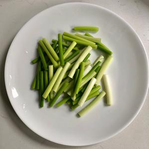 春菜～蒜苔炒蚕豆的做法 步骤2