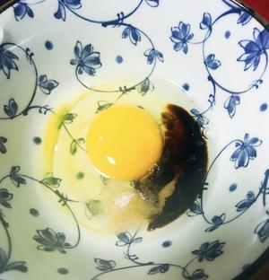 变废为宝的芹菜叶煎鸡蛋的做法 步骤2