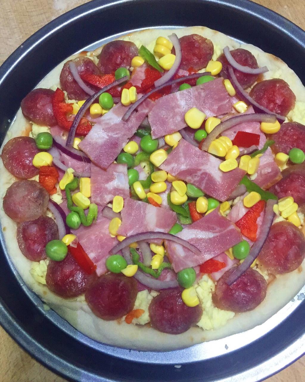 薄饼脆皮火腿pizza